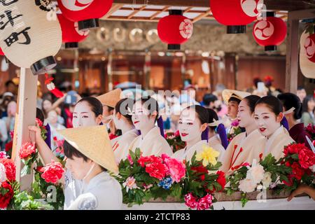 Kyoto, Japan - 24. Juli 2023: Gion Matsuri Festival, Hanagasa Junko Parade. Flower Umbrella Prozession der Float Parade auf der Stadtstraße. Stockfoto