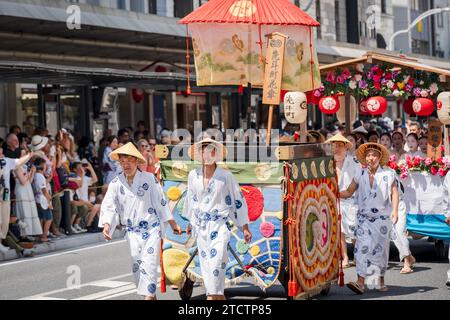 Kyoto, Japan - 24. Juli 2023: Gion Matsuri Festival, Hanagasa Junko Parade. Flower Umbrella Prozession der Float Parade auf der Stadtstraße. Stockfoto