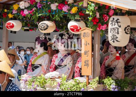 Kyoto, Japan - 24. Juli 2023: Gion Matsuri Festival, Hanagasa Junko Parade. Flower Umbrella Prozession der Float Parade auf der Stadtstraße. Stockfoto