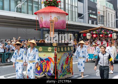 Kyoto, Japan - 24. Juli 2023: Gion Matsuri Festival, Hanagasa Junko Parade. Flower Umbrella Prozession der Float Parade auf der Stadtstraße. Stockfoto