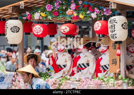 Kyoto, Japan - 24. Juli 2023: Gion Matsuri Festival, Hanagasa Junko Parade. Flower Umbrella Prozession der Float Parade auf der Stadtstraße. Stockfoto