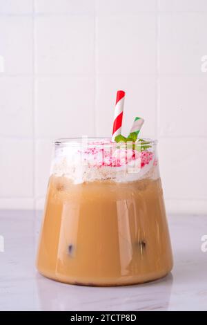 Eis Pfefferminzmocha oder Latte, Weihnachtskaffee mit zerstoßenen Bonbons, Schlagsahne und Minzsirup, festliches kaltes Weihnachtsgetränk Stockfoto