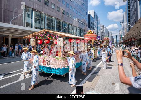 Kyoto, Japan - 24. Juli 2023: Gion Matsuri Festival, Hanagasa Junko Parade. Flower Umbrella Prozession der Float Parade auf der Stadtstraße. Stockfoto