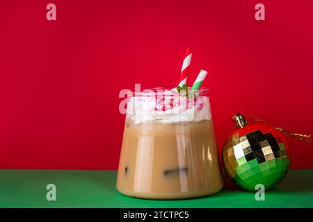 Eis Pfefferminzmocha oder Latte, Weihnachtskaffee mit zerstoßenen Bonbons, Schlagsahne und Minzsirup, festliches kaltes Weihnachtsgetränk Stockfoto