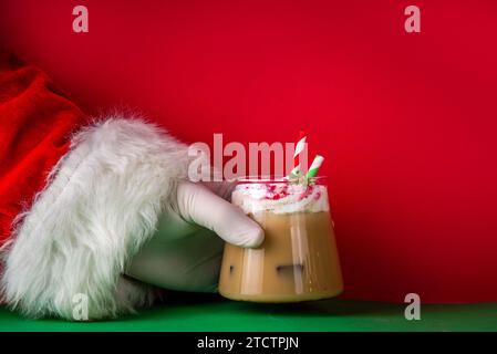 Eis Pfefferminzmocha oder Latte, Weihnachtskaffee mit zerstoßenen Bonbons, Schlagsahne und Minzsirup, festliches kaltes Weihnachtsgetränk Stockfoto