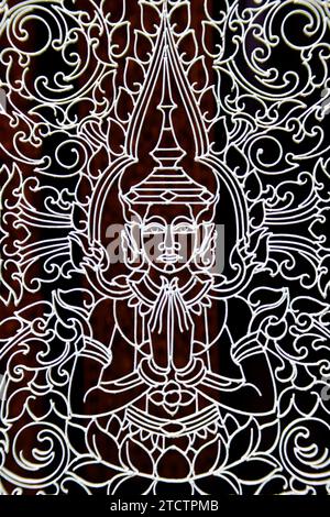 Königlicher Palastkomplex. Metallgitter-Tor mit einer Darstellung Buddhas. Phnom Penh; Kambodscha. Stockfoto