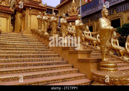 Mongkol Serei Kien Khleang Pagode. Treppe mit goldenen buddhistischen Statuen verziert. Phnom Penh; Kambodscha. Stockfoto