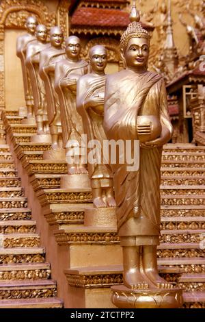 Mongkol Serei Kien Khleang Pagode. Opfer für die Sangha. Almosen von Mönchen. Phnom Penh; Kambodscha. Stockfoto