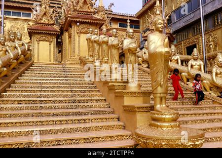 Mongkol Serei Kien Khleang Pagode. Treppe mit goldenen buddhistischen Statuen verziert. Phnom Penh; Kambodscha. Stockfoto