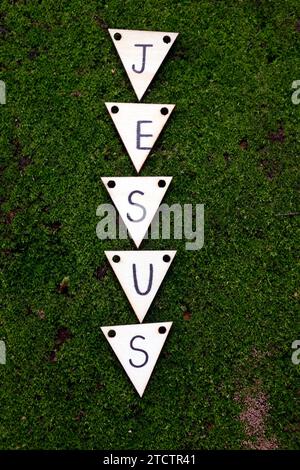Hölzerne Buchstaben, die das Wort Jesus bilden. Stockfoto