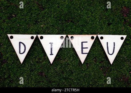 Hölzerne Buchstaben, die das Wort GOTT auf französisch bilden. Stockfoto