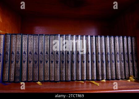 Reihe von Kuran-Büchern in einer Moschee. Islamisches Symbol. Phnom Penh. Kambodscha. Stockfoto