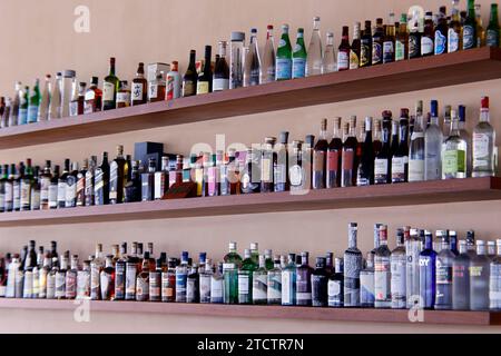 Große Auswahl an Flaschen in einer Bar. Cocktail und Alkohol. Stockfoto