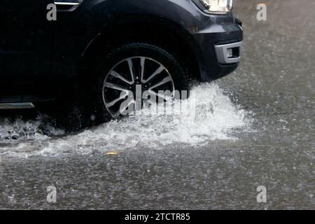 Saison Monsun. Starker Regen und Wasserabfall auf der Straße. Stockfoto