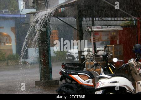 Saison Monsun. Starker Regen und Wasserabfall auf der Straße. Stockfoto