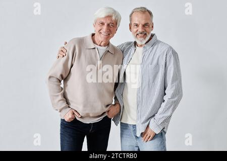 Porträt von zwei lächelnden Seniorenbrüdern Stockfoto