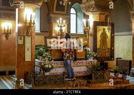 Gläubige in der metropolitanen orthodoxen Kathedrale von Timisoara, Rumänien Stockfoto