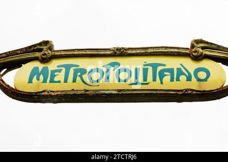 Schild mit Jugendstilarchitektur an der Metro Lissabon, Metropolitano de Lisboa. Lissabon, Portugal Stockfoto