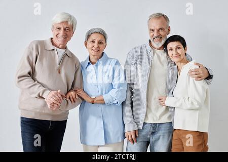 Porträt zweier glücklicher Seniorenpaare Stockfoto