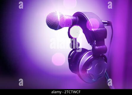 Mikrofon und Kopfhörer. Audio- und Studioaufzeichnung. Stockfoto