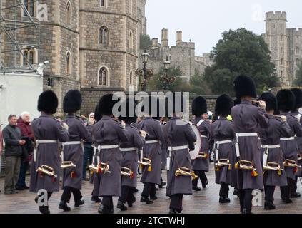 Windsor, Berkshire, Großbritannien. Dezember 2023. Das Changing the Guard in Windsor, Berkshire Today, war das 1. Bataillon Welsh Guards mit Unterstützung des 1. Bataillons Welsh Guards Corps of Drums. Die Guards marschierten an der Gildenhalle und dem Weihnachtsbaum vor Windsor Castle vorbei. Quelle: Maureen McLean/Alamy Live News Stockfoto