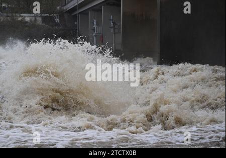 Stuttgart, Deutschland. Dezember 2023. Wassermassen bilden bei einer Neckarschleuse bei Stuttgart nach längerem Niederschlag hohe Wellen (Wischeffekt durch lange Exposition). Quelle: Bernd Weißbrod/dpa/Alamy Live News Stockfoto