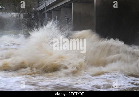 Stuttgart, Deutschland. Dezember 2023. Wassermassen bilden bei einer Neckarschleuse bei Stuttgart nach längerem Niederschlag hohe Wellen (Wischeffekt durch lange Exposition). Quelle: Bernd Weißbrod/dpa/Alamy Live News Stockfoto