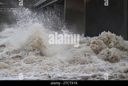 Stuttgart, Deutschland. Dezember 2023. Wassermassen bilden bei einer Neckarschleuse bei Stuttgart nach anhaltenden Regenfällen hohe Wellen. Quelle: Bernd Weißbrod/dpa/Alamy Live News Stockfoto