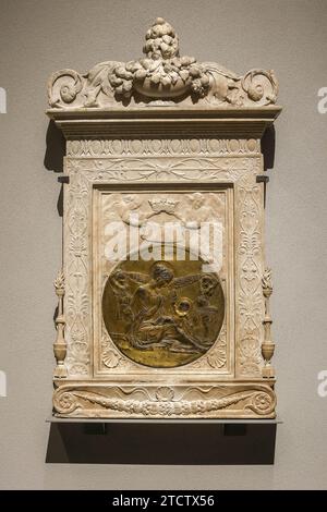 Donatello Ausstellung im V&A Museum, London, UK Tabernacle, wahrscheinlich von Desiderio da Settignano, Madonna der Demut, gekrönt von zwei Engeln, abou Stockfoto