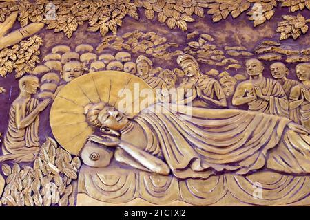 Phap Vien Minh Dang Quang Pagode. Das Leben von Siddhartha Gautama. Nach 45 Jahren des Unterrichtens des Dharma ging der Buddha in Parinirvana über. Ho Chi Minh Stockfoto