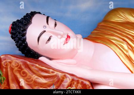 Phuoc Hue buddhistische Pagode. Riesige goldene Liegebuddha-Statue. Vietnam. Stockfoto