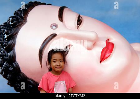 Phuoc Hue buddhistische Pagode. Riesige goldene liegender Buddha-Statue mit Kind. Vietnam. Stockfoto