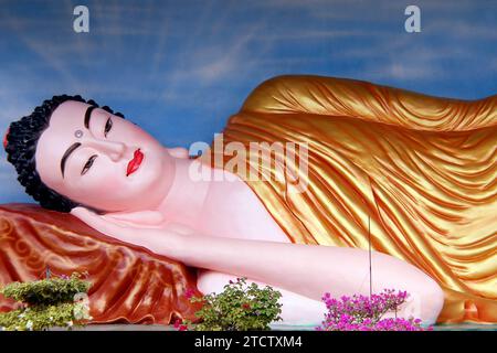 Phuoc Hue buddhistische Pagode. Riesige goldene Liegebuddha-Statue. Vietnam. Stockfoto