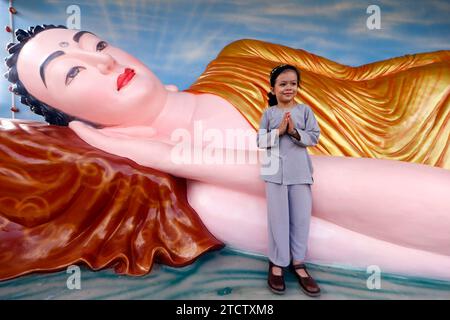 Phuoc Hue buddhistische Pagode. Riesige goldene liegender Buddha-Statue mit Kind. Vietnam. Stockfoto