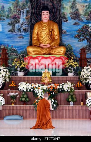 Phuoc Hue buddhistische Pagode. Shakyamuni Buddha sitzt in der Meditationsposition unter dem Bodhi-Baum. Mönch betet. Vietnam. Stockfoto