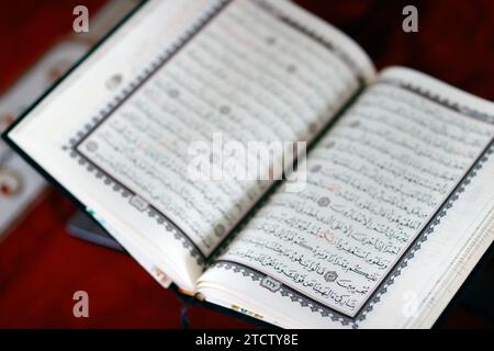 Mubarak Moschee. Öffnen Sie den Koran auf arabisch auf einem Holzständer. Symbol des Islam. Vietnam. Stockfoto