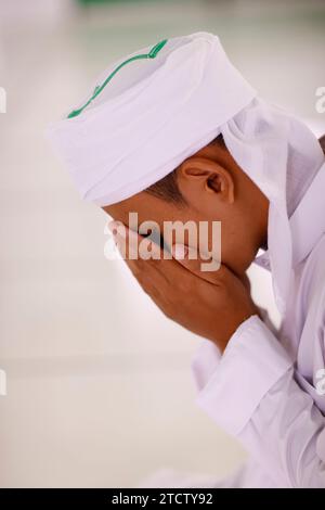 Jamiul Azhar Moschee. Muslimischer Mann betet. Vietnam. Stockfoto