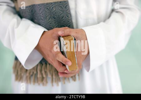 Jamiul Azhar Moschee. Muslimischer Mann, der einen arabischen Koran liest. Vietnam. Stockfoto
