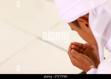 Jamiul Azhar Moschee. Das freitagsgebet (Salat). Muslimischer Mann betet in der Moschee. Vietnam. Stockfoto