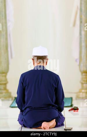 Jamiul Azhar Moschee. Das freitagsgebet (Salat). Muslimischer Mann betet in der Moschee. Rückansicht. Vietnam. Stockfoto