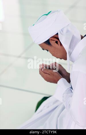 Jamiul Azhar Moschee. Das freitagsgebet (Salat). Muslimischer Mann betet in der Moschee. Vietnam. Stockfoto