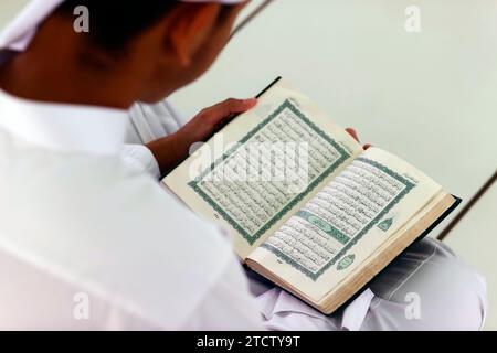 Jamiul Azhar Moschee. Muslimischer Mann, der einen arabischen Koran liest. Vietnam. Stockfoto