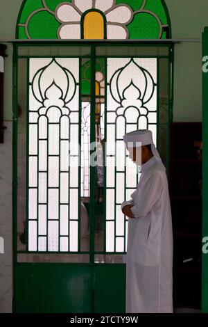 Jamiul Azhar Moschee. Das freitagsgebet (Salat). Muslimischer Mann betet in der Moschee. Vietnam. Stockfoto