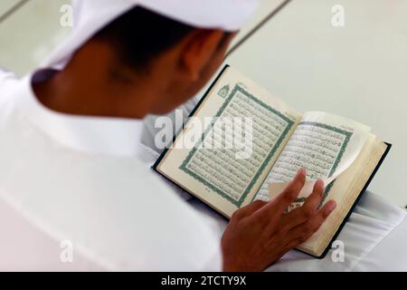 Jamiul Azhar Moschee. Muslimischer Mann, der einen arabischen Koran liest. Vietnam. Stockfoto