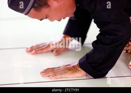 Jamiul Azhar Moschee. Das freitagsgebet (Salat). Muslimischer Mann betet in der Moschee. Vietnam. Stockfoto