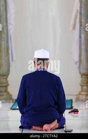 Jamiul Azhar Moschee. Das freitagsgebet (Salat). Muslimischer Mann betet in der Moschee. Vietnam. Stockfoto