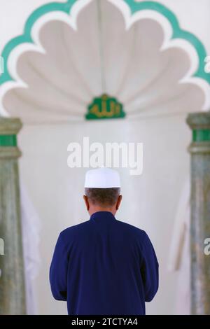 Jamiul Azhar Moschee. Das freitagsgebet (Salat). Muslimischer Mann betet in der Moschee. Vietnam. Stockfoto