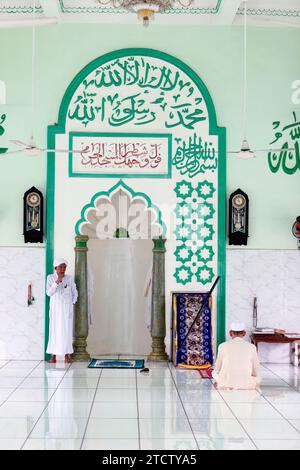 Jamiul Azhar Moschee. Das freitagsgebet (Salat). Der Muezzin ruft zum Gebet. Vietnam. Stockfoto