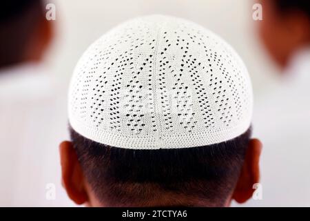 Jamiul Azhar Moschee. Das freitagsgebet (Salat). Muslimischer Mann betet in der Moschee. Rückansicht. Vietnam. Stockfoto