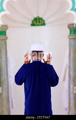 Jamiul Azhar Moschee. Das freitagsgebet (Salat). Muslimischer Mann betet in der Moschee. Vietnam. Stockfoto